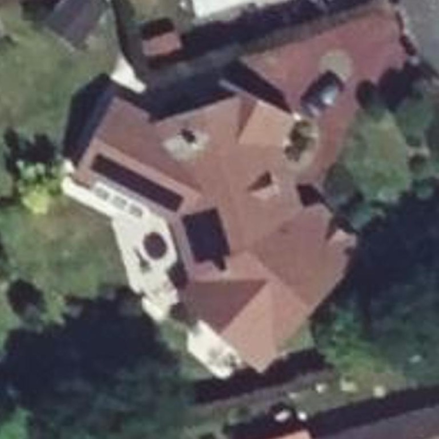 La même toiture vue du ciel : ortho IGN floue, puis nette grâce à la Vue IA