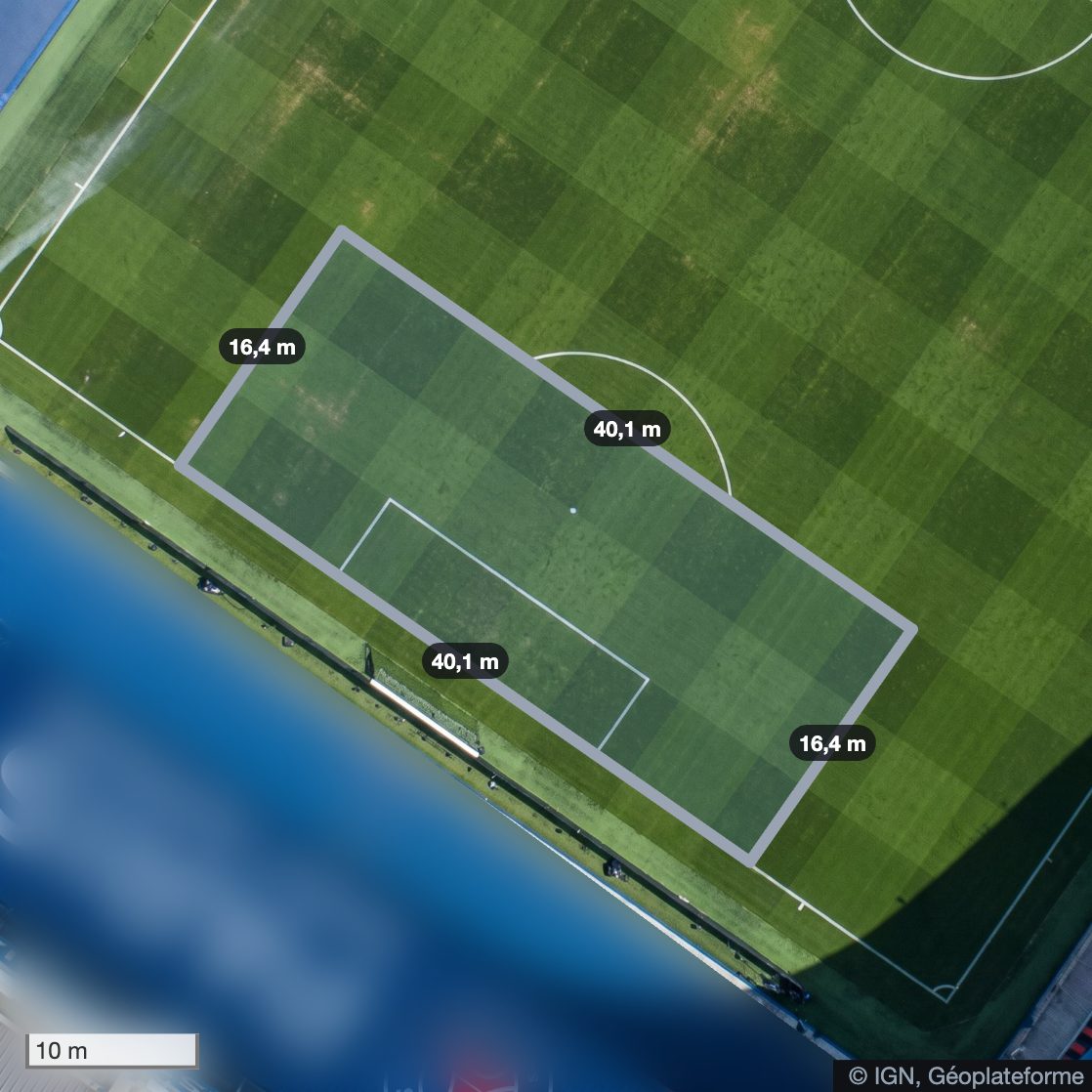 Surface de réparation d'un terrain de football tracée dans l'app : 40,1 m sur 16,4 m