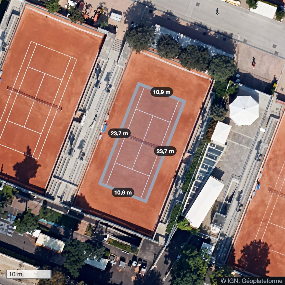 Court de tennis tracé dans l'app sur la photo aérienne IGN : 10,9 m sur 23,7 m