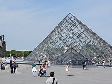La pyramide de verre vue depuis la cour