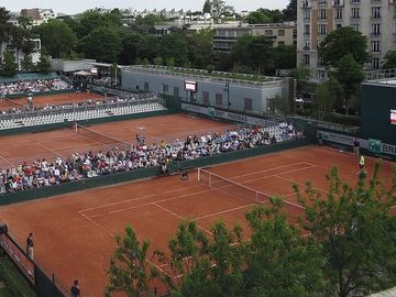 Les courts en terre battue vus depuis les tribunes